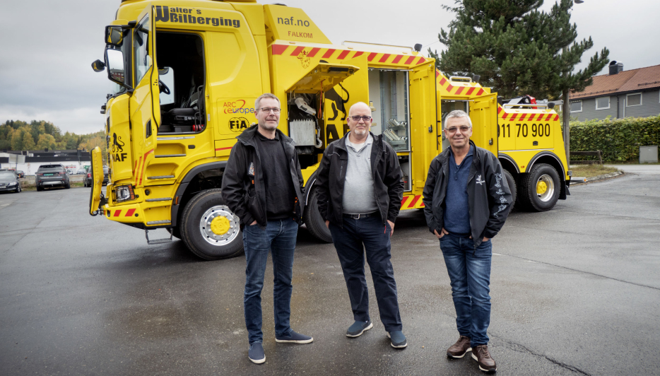 Frank Sebulonsen (t.v.) ville ha en bergingsbil med 8x8. Det kunne Geir Helge Hansebråten og Lasse Englund i Bil & Trucksenter Valdres sammen med Scania hjelpe ham med.