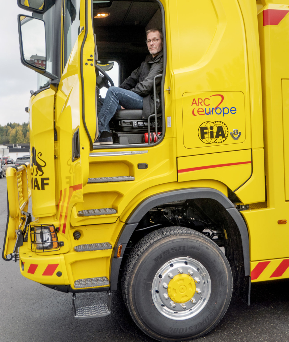 Fordi ramma er hele 130 høy, er det ett ekstra stigtrinn inn i hytta til Frank Sebulonsen.