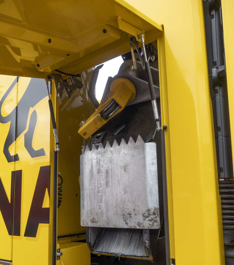 Støttebena foran sitter på en konsoll som er skrudd fast i ramma på bilen.