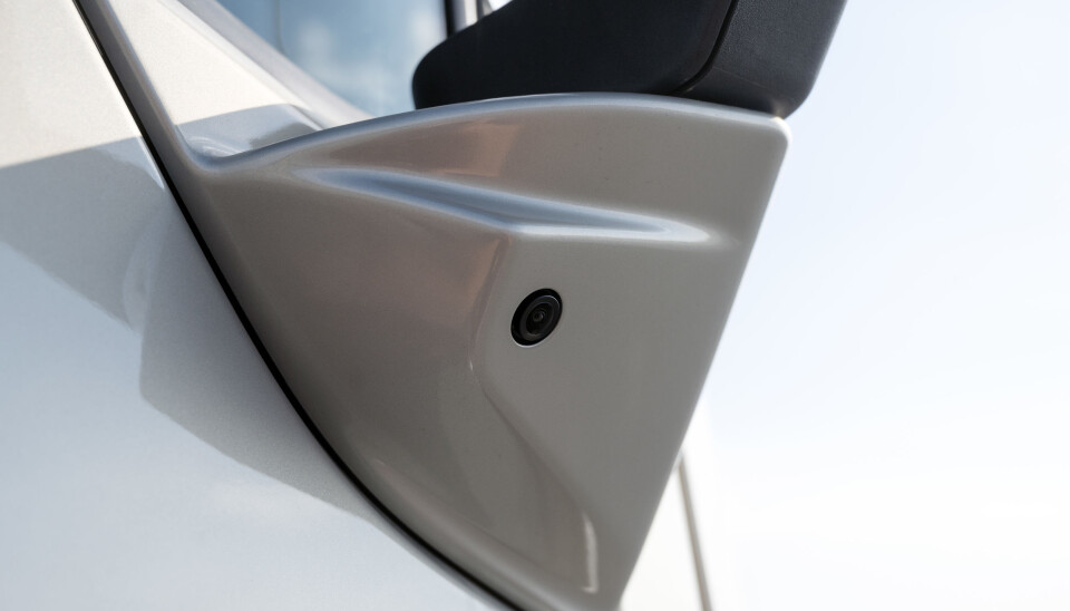 NYTT KAMERA: Det nye hjørnekameraet sitter i foten til speilet på passasjersiden og gir deg oversikt over hele blindsonen på passasjersiden. Det blir standard nå på Volvo FM, FMX, FH og FH16.