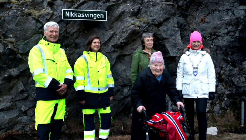 Fylkesveisjef Ole Jan Tønnesen (bak fra, leder for veiprosjektseksjonen Gitte Beiermann, leder for samferdselsutvalget Kristin Sørheim og fylkesordfører Tove-Lise Torve var alle med på å hedre Nikka (foran) og de andre anleggskokkene i Trollstigen.