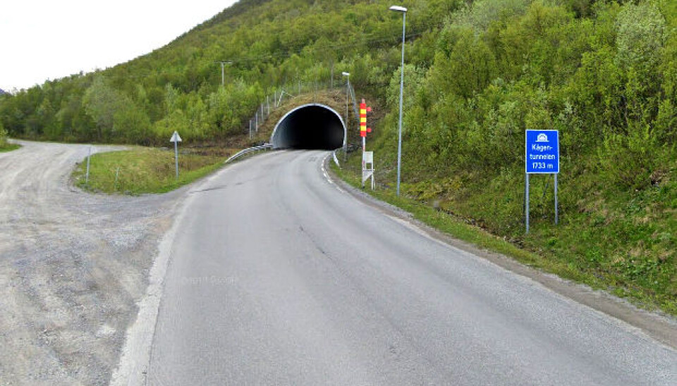 Fv. 866 Kågentunnelen. Grusveien til venstre er omkjøringsvei når tunnelen er stengt.