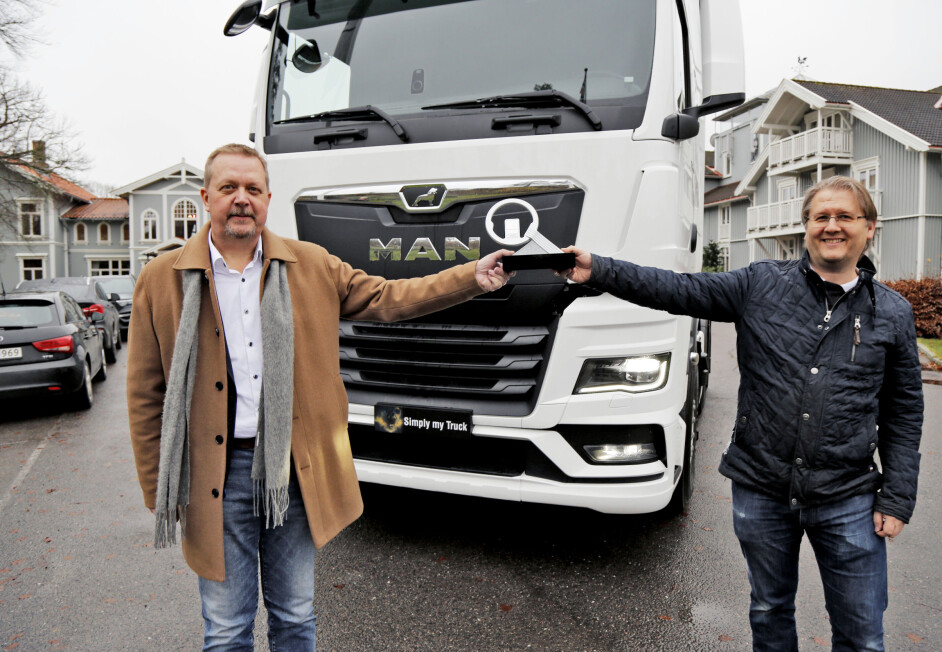 Normalt skulle kåringen av Truck of the Year 2021 skjedd under IAA i september, men grunnet Cocid-19 ble IAA avlyst og kåringen utsatt noen måneder. Lars Sand, salgsdirektør i MAN Norge fikk minitrofeet av det norske jurymedlemmet Torbjørn Eriksen i AT.no.