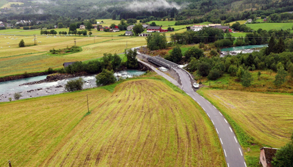 De siste to årene har trafikken gått på ei midlertidig bru over Storeelva på Byrkjelo. Ved årsskiftet 2020/2021 starter byggingen av ei ny bru på samme stad som den gamle.