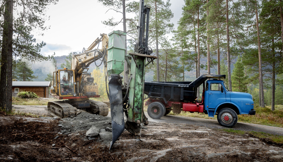TEAM: Per Hatledal vil ikke bytte bort verken Brøyt-en eller MAN lastebilen. Selv om utstyret er gammelt, gjør det jobben.
