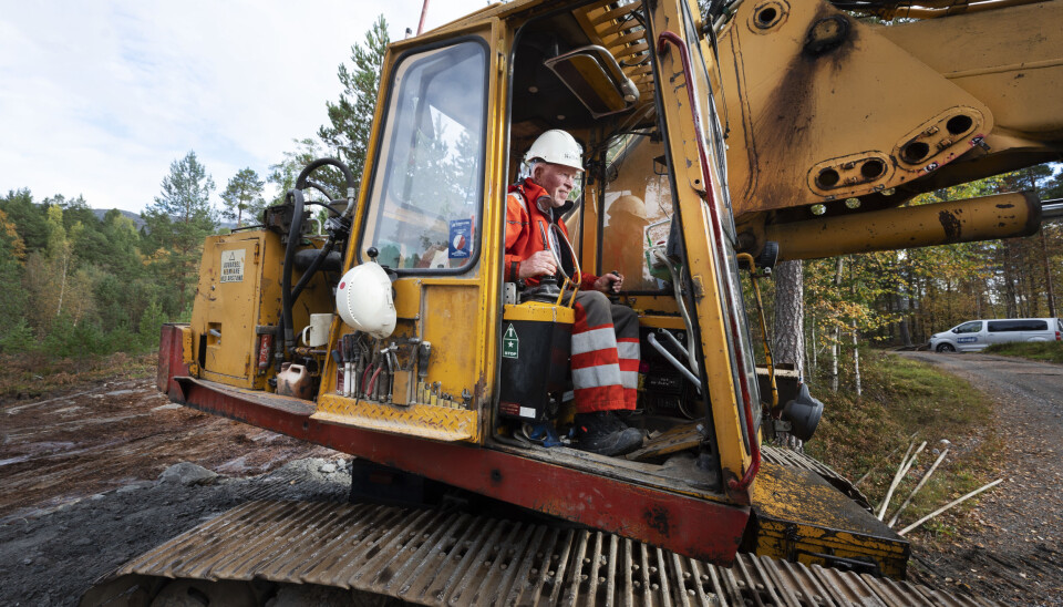 TILPASSET: Etter 30 år med samme gravemaskin har Per Hatledal system på alt. På innsiden av døra står alt mindre håndverktøy han trenger. Pluss hjelmen.