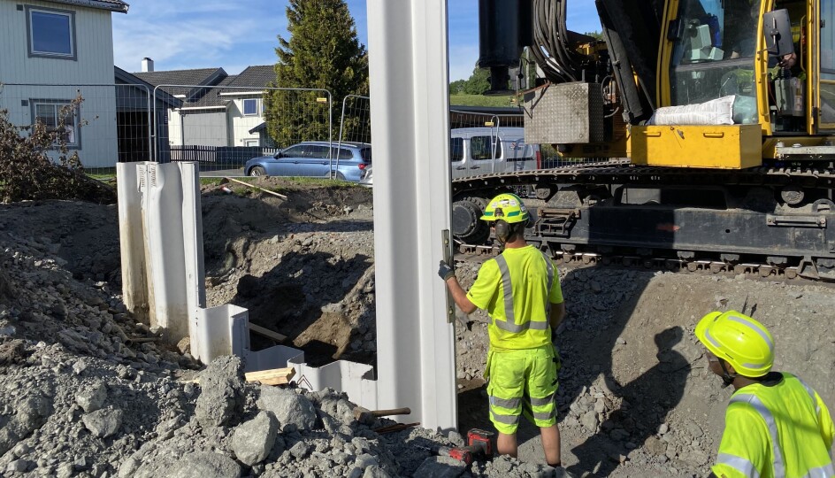 Plast (vinyl) med forsegling i skjøtene er brukt til å stoppe gass i grunnen i Lillestrøm kommune i Viken. Hercules Fundamentering er her i arbeid med spunten.