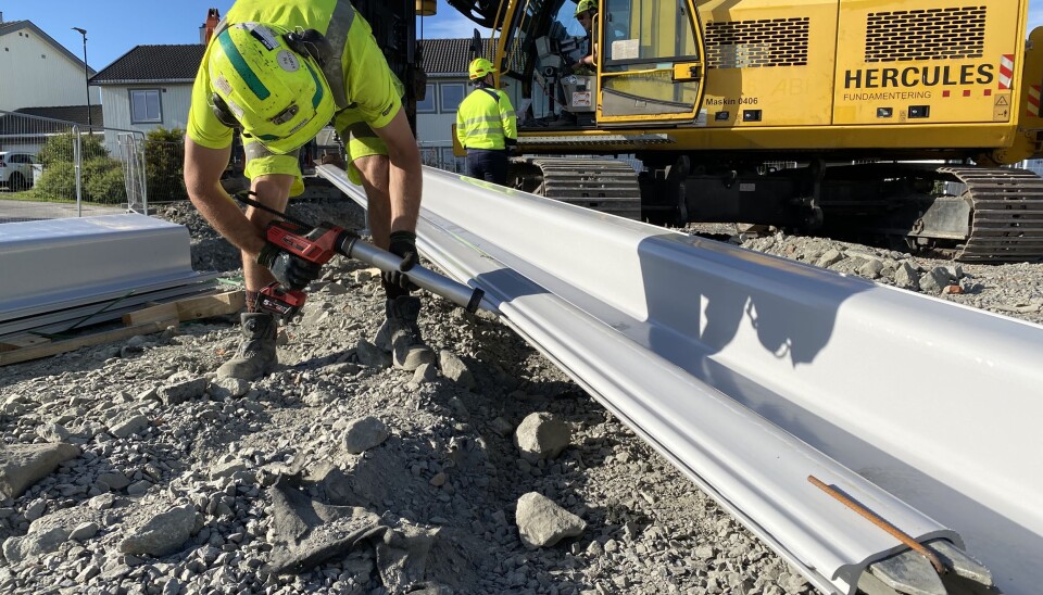 Skjøtene blir fuget med «sealant» som forsegler overgangene ved at det ekspanderer i kontakt med fukt.