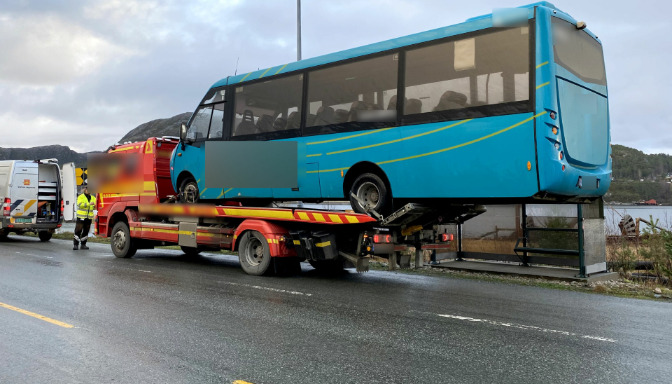 Denne kombinasjonen av bergingsbil og buss ble feil, og bussen måtte losses etter en kontroll av Statens vegvesen på Hitra 26. november 2020. Begge kjøretøyene var norskregistrerte.