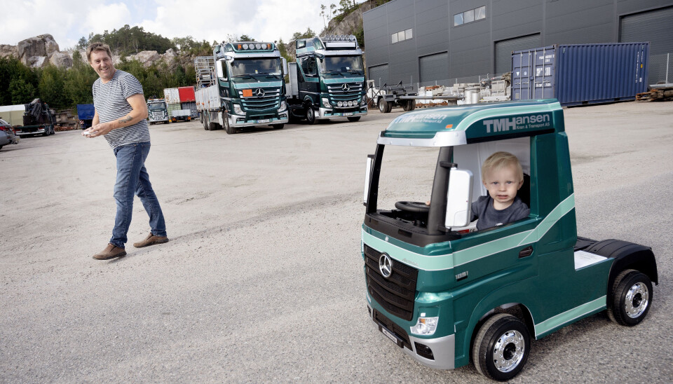 LIKE: Både barnebarnet Alexander (1,5 år) og farfar Thor Magne Hansen har like biler. Selv om det er litt forskjell i størrelsen.