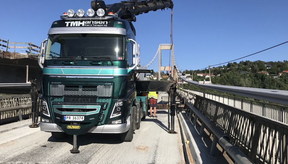RIVING: TM Hansen har hatt kranbiler med på rivingen av Varoddbrua i hele sommer.