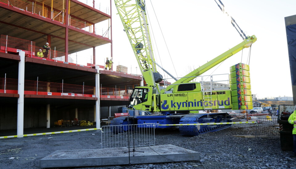VERDENSNYHET: Det er laget én av den beltegående mobilkranen Liebherr LR 1250 Unplugged, og det er den du ser på dette bildet. Kranen står ved innendørs skianlegget Snø like nord for Oslo.