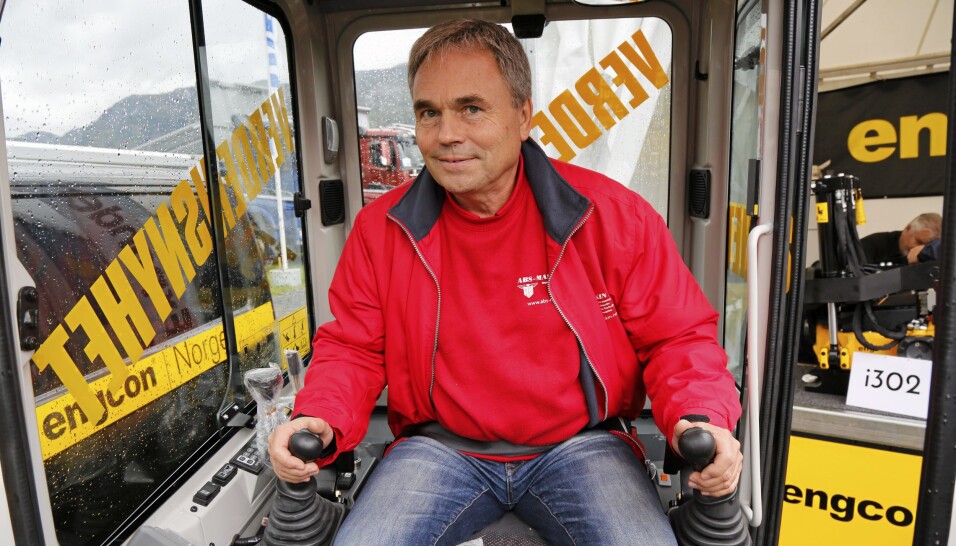 Daglig leder Bjørn Eirik Arnesen hos ABS Maskin konstaterer at det blir parallell-import av Takeuchi i Norge.