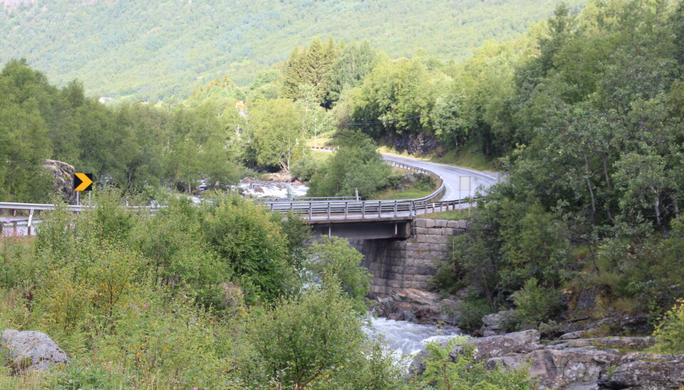 Denne brua, Skjøiten bru, på riksvei 52 i Hemsedal, er en flaskehals på trafikken og spesielt tungtrafikken mellom øst og vest i Norge. Nå skal den erstattes med en moderne bred bru.