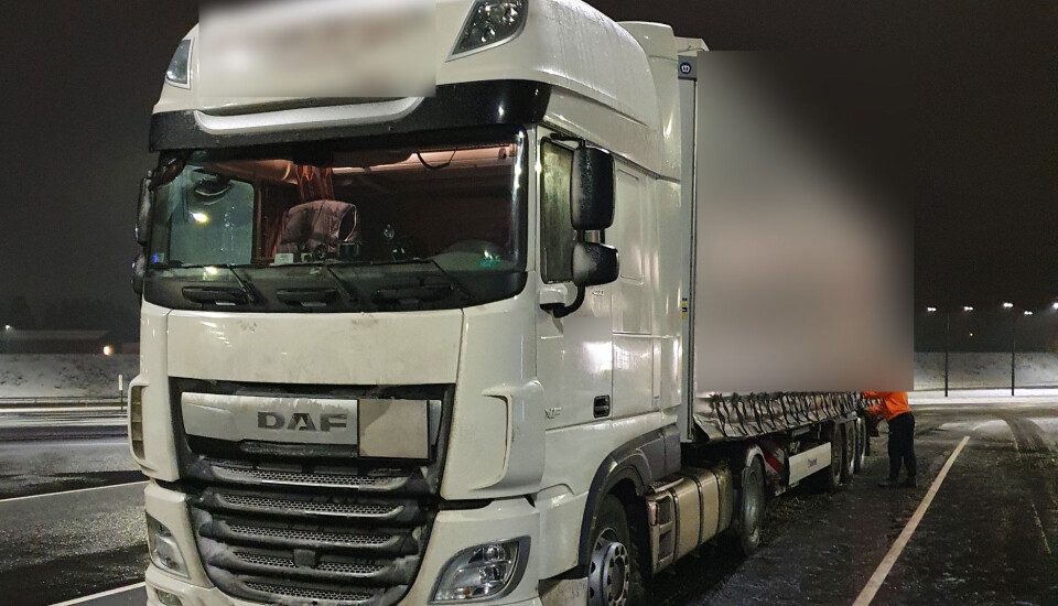 Bil og tralle var merket med navnet til en stor internasjonal logistikkbedrift.