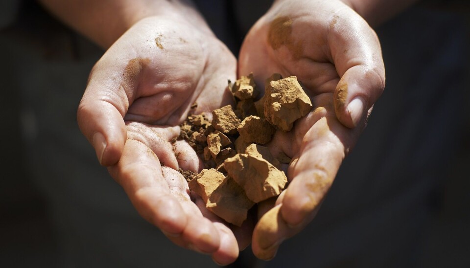 Det fornybare bindemidlet som evalueres i prosjektet er lignin (sulfatlignin) som utvinnes fra svartlut, og er et restprodukt fra papirproduksjon.