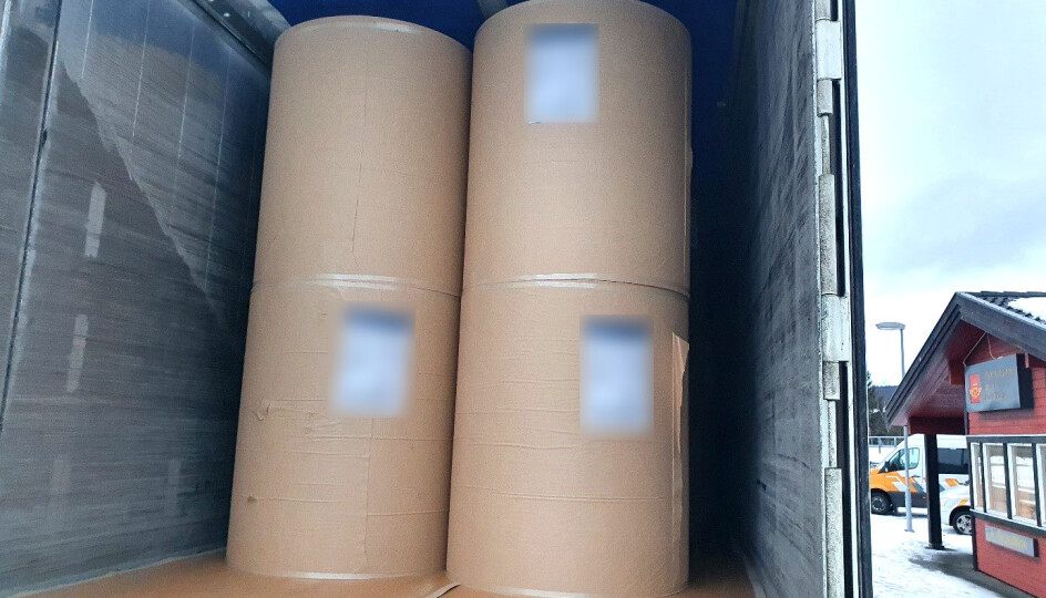 Papirrullene sto usikret hele veien innover tralla. Hver rull var på ca. 610 kg, og to oppå hverandre ble over 3 meter høyt. De sto usikret, ca. 30 cm fra sideveggene.