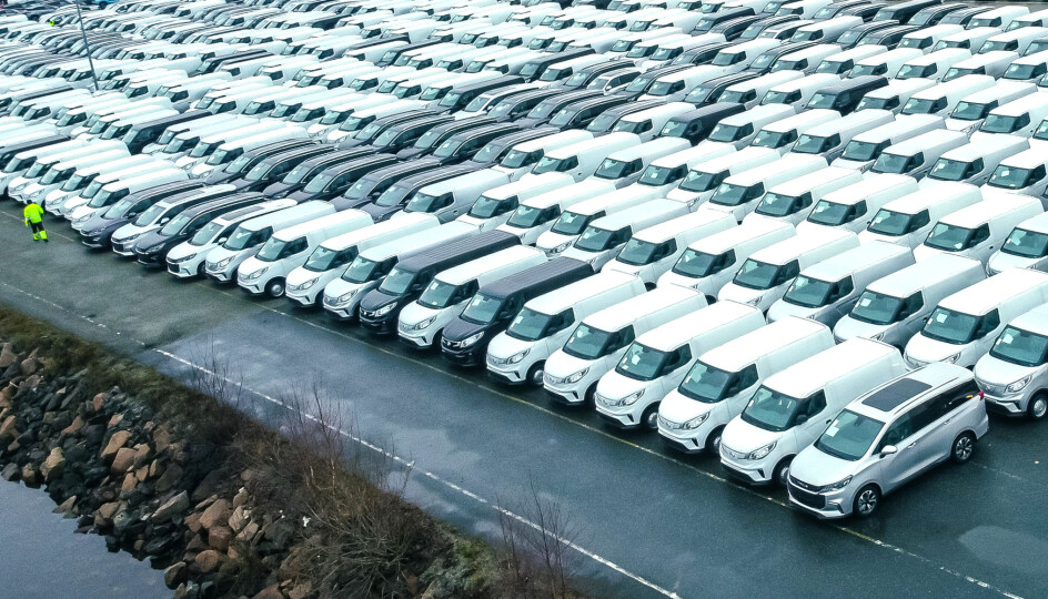 Bildet viser noen av de 500 stk. av el-varebilen Maxus e-Deliver 3 og 500 stk. av den nye personbilen Maxus Euniq MPV som ankom Drammen havn i helgen.