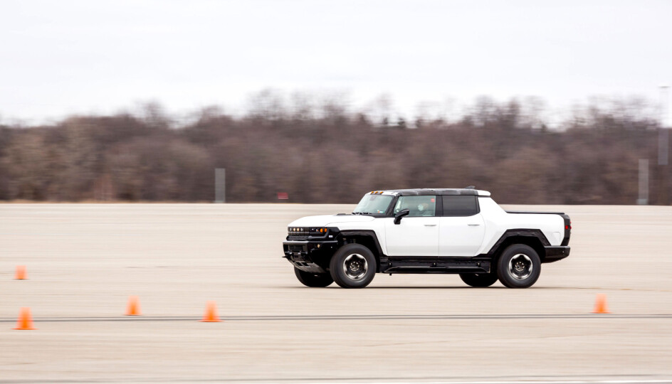 GMC Hummer EV i aksjon på GMs Milford Proving Grounds nord i Michigan.