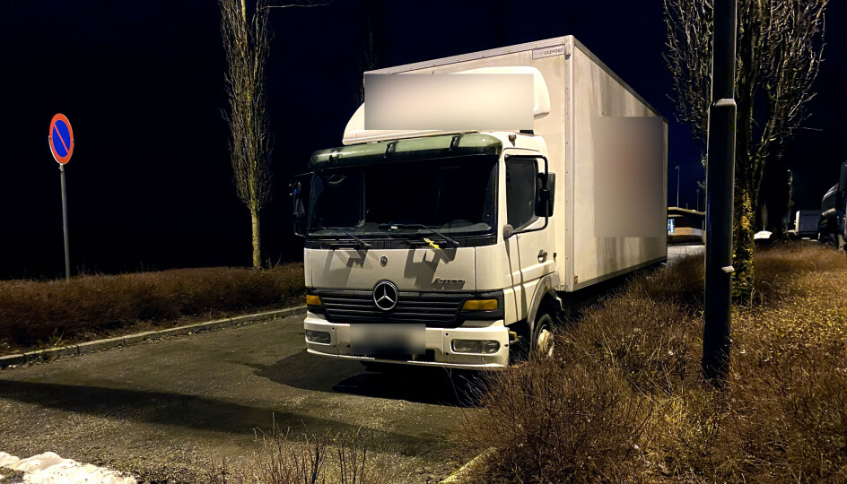 Lastebilen ble parkert på Jessheim trafikkstasjon, da den ikke hadde kjettinger og dekk i orden. Sjåføren manglet også førerrett til lastebilen.