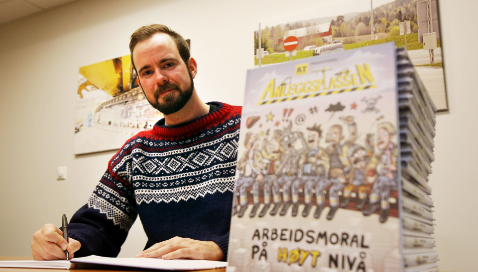 Trond Johan Stavås tegner A&Ts tegneseriestripe Anleggsplassen. Nå er en bok med stripene fra de første to årene for salg. I den anledning var tegneren innom A&T-redaksjonen for å signere noen av bøkene.