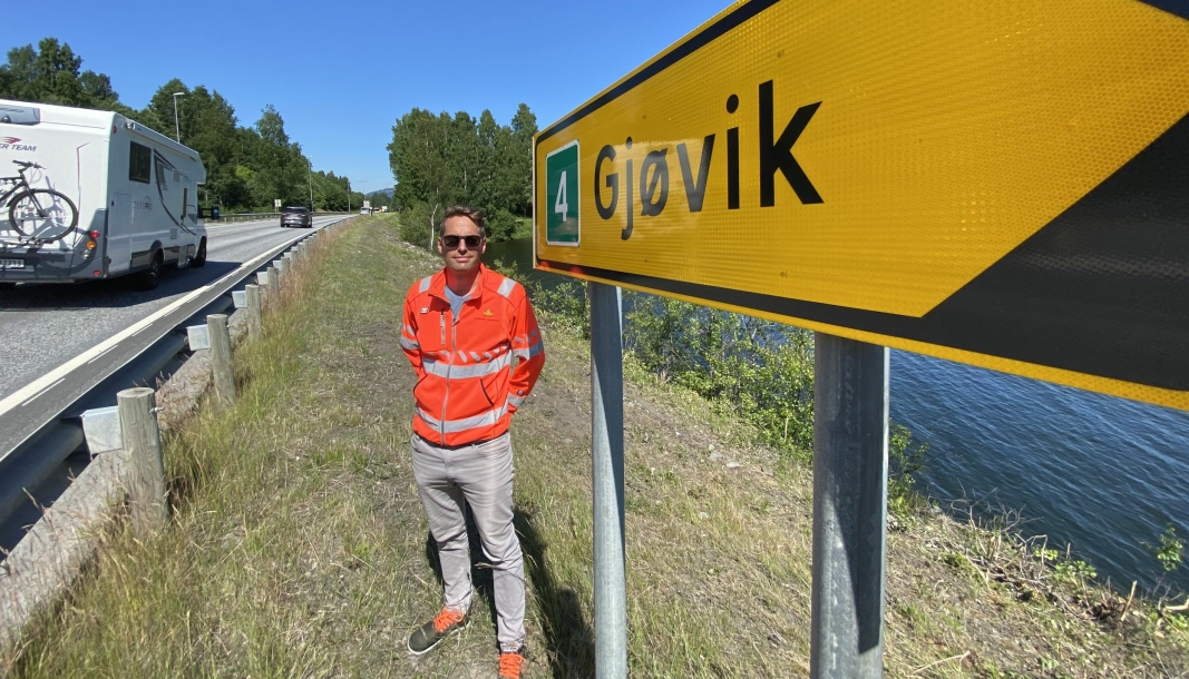 Statens vegvesen og planleggingsleder Jon Rabben Lundby mener smal firefelt på Rv.4 Gjøvik-Mjøsbrua vil kutte kostnadene med en halv milliard kroner.