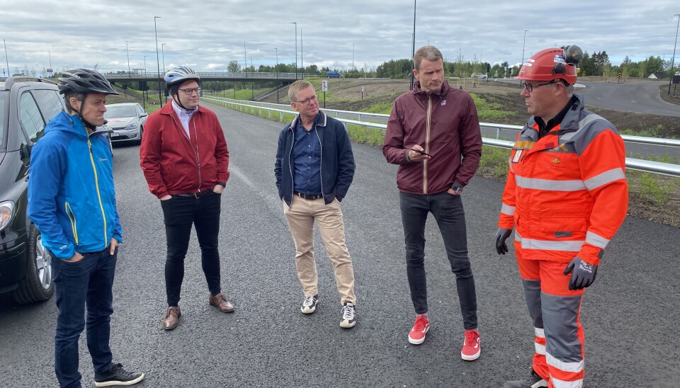Prosjektleder Taale Stensbye (t.h.) skal lede arbeidet med å planlegge ny Rv.4 Gjøvik-Mjøsbrua. Her sammen med samferdselsminister Knut Arild Hareide, fylkesordfører Even A. Hagen og regiondirektør i NHO Jon Kristiansen.