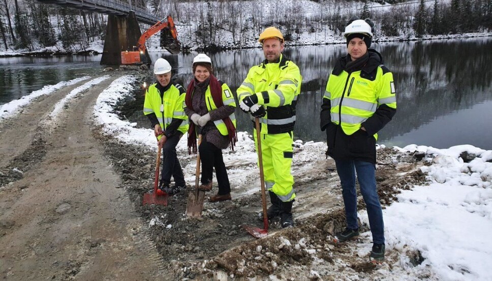Fra venstre; fylkesråd Olav Skinnes, ordfører Merete Ganderud i Flå kommune, prosjektleder Gylve Fiskum i Implenia og prosjektleder Andreu R. Barrufet i Viken fylkeskommune.