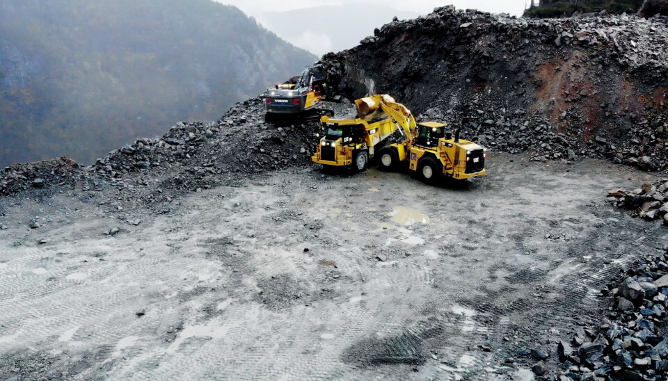 Hjullasteren som laster opp styrer de tre tipptruckene i prosjektet. Foto: Steer