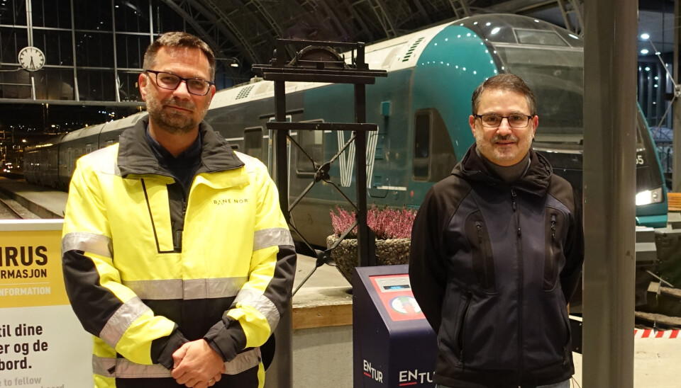 Bane Nor har inngått kontrakt med Azvi om å rehabilitere Ulriken tunnel fra 1964. Fra venstre: Fungerende Prosjektsjef Torbjørn Søderholm i Bane Nor og prosjektleder Francisco Javier Cabeza Lainez i Azvi.