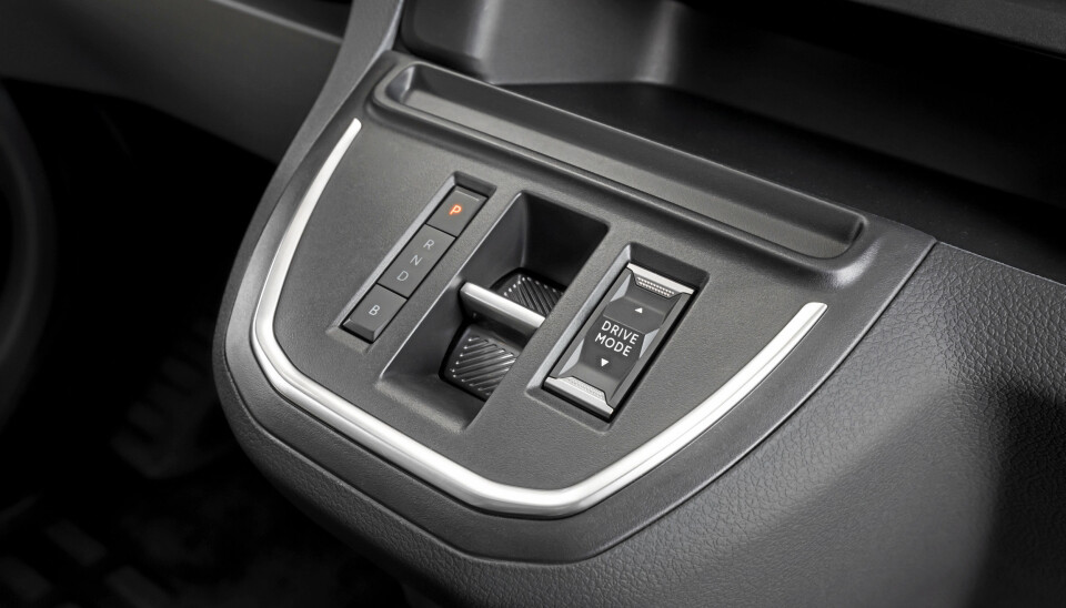 Modus: “Girvelger”skjer via en bryter i midten. P og B knapper for parkering og regenerering. Kjøremodus eco 60% motorkraft, normal 80% motorkraft og power som gir 100% motorkraft.