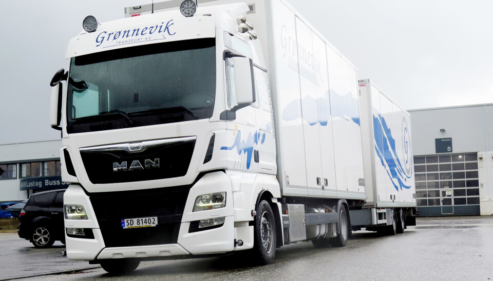 FISKETRANSPORT: Grønnevik Transport AS er en av flere aktører innenfor transport av fisk. Dette bildet ble tatt da bedriften kjøpte en ny MAN 18.440 LL-U. . Bilen benyttes til transport av fiskekasser fra fabrikk på Bømlo, og den har plass til 1600 fiskekasser. Foto: MAN Stavanger