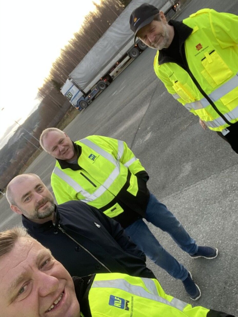 Administrerende direktør Geir A. Mo i NLF, administrerende direktør Robert Eriksson i Sjømatbedriftene, regionsjef Trøndelag Roar Melum i NLF og fagleder Jan Ivar Moen i Statens vegvesen jubler over at bransjestandarden er signert. Her fra Statens vegvesens kontrollstasjon på E6 Malvik i Trøndelag. Foto: NLF