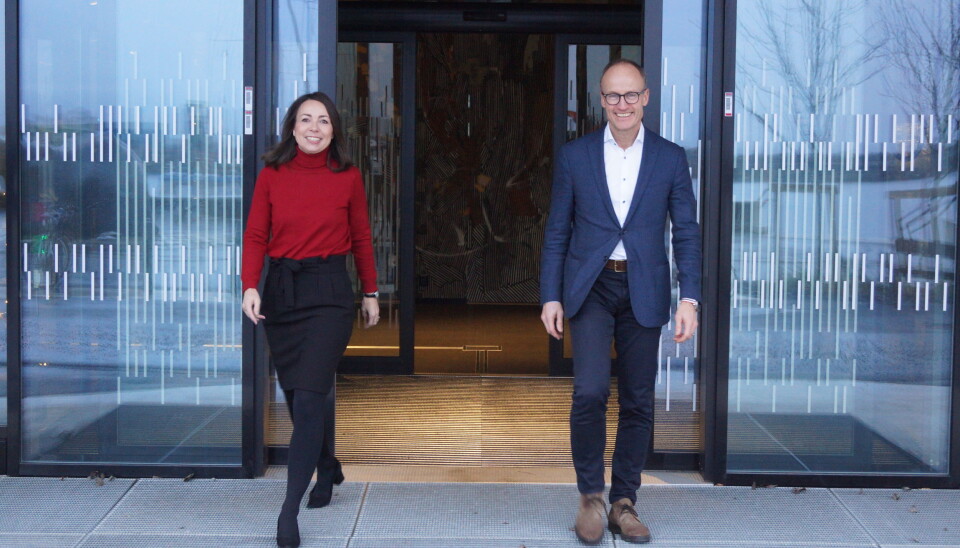 Strategidirektør Tonje Foss og Administrerende direktør Nils Kristian Nakstad i Enova har inngått en ny styringsavtale med sin eier, Klima- og miljødepartementet.