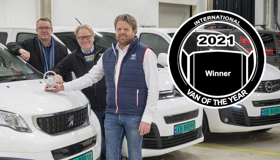 Vinnere: Stian Gihle, pr. sjef i Peugeot (f.v.), PSAs varebilsjef, Roy Erik Johnsen og Stein Pettersen, pr. sjef i Opel og Citroën med trofeét som viser at Citroën e-Jumpy, Opel Vivaro-e og Peugeot e-Expert er årets varebil i Europa 2021. De elektriske 1-tonnerne fra PSA har tatt Norge med storm og importøren opplyser at de allerede har over 1200 ordre på bilene.