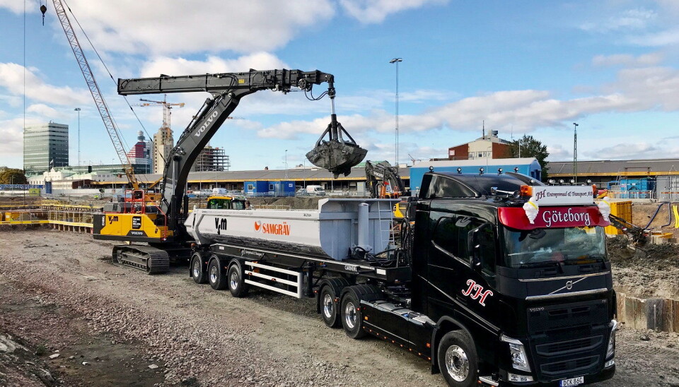 Maskiner og biler snakker sammen og sørger for korrekt lasting av bilene, hva som lastes og hvor massene skal. Foto: Volvo