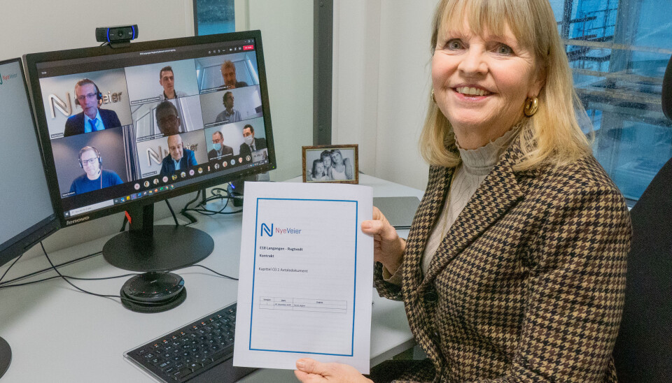 Administrerende direktør i Nye Veier, Anette Aanesland, med ferdig signert kontrakt. Kontraktsmøtet ble holdt på Teams med representanter fra Nye Veier og den franske totalentreprenøren Eiffage.