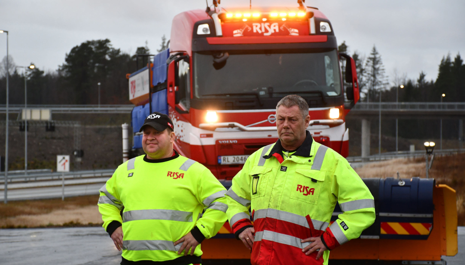 Kjell Tore Andersen og Roger Tangen fra Risa AS er klare til å brøyte og salte for Nye Veier på E18 mellom Arendal og Tvedestrand. For Nye Veier er det sikkerheten og nytten for trafikanten, som bestemmer når og hva som skal saltes og brøytes.