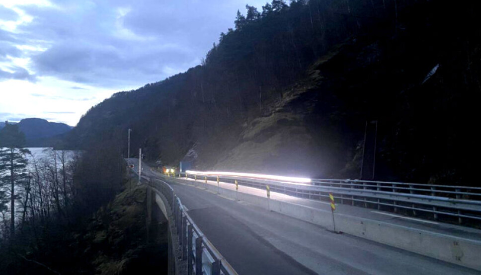 Ledelys skal gjøre det enklere å følge veien når stor vannføring i Svandalsfossen gir dårlig sikt på fylkesvei 520 i Sauda.