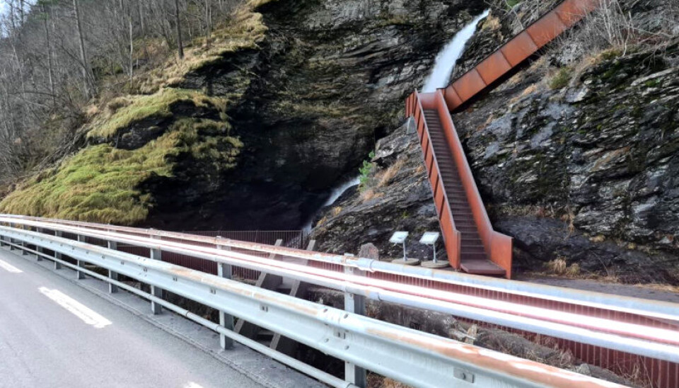 Svandalsfossen gir dårlig sikt på fylkesveien når det er stor vannføring.