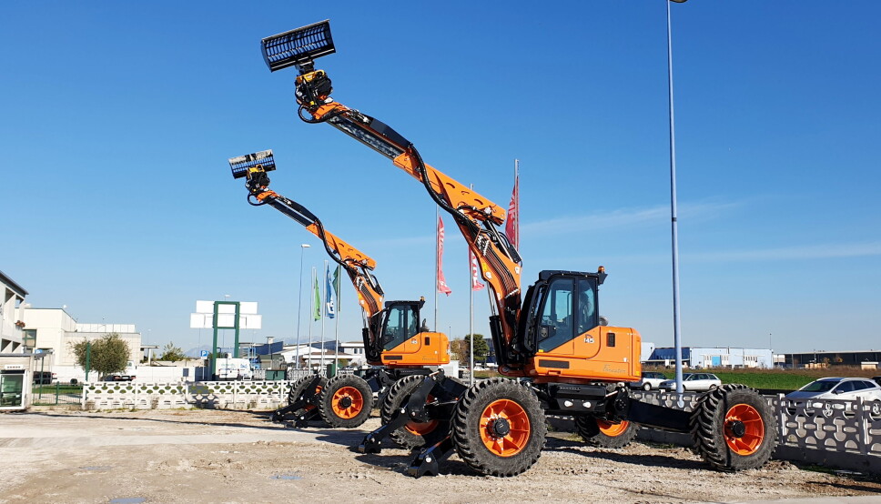 Med sine 17 tonn og en råsterk motor på 255 hk er Euromach R145 verdens største edderkoppgraver. Engcon leverer tiltrotator til maskinene. Foto: Engcon