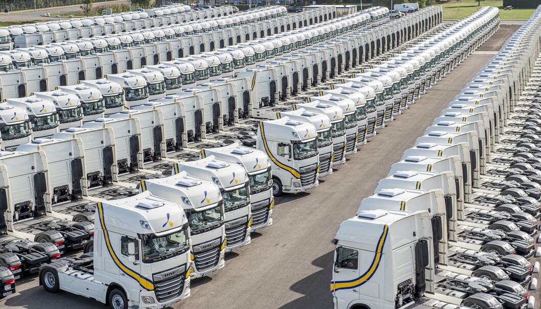 ENORMT: Det kreves en romslig oppstillingsplass når 400 nye lastebiler er gjort klare til levering. Foto: DAF ENORMT: Det kreves en romslig oppstillingsplass når 400 nye lastebiler er gjort klare til levering. Foto: DAF
