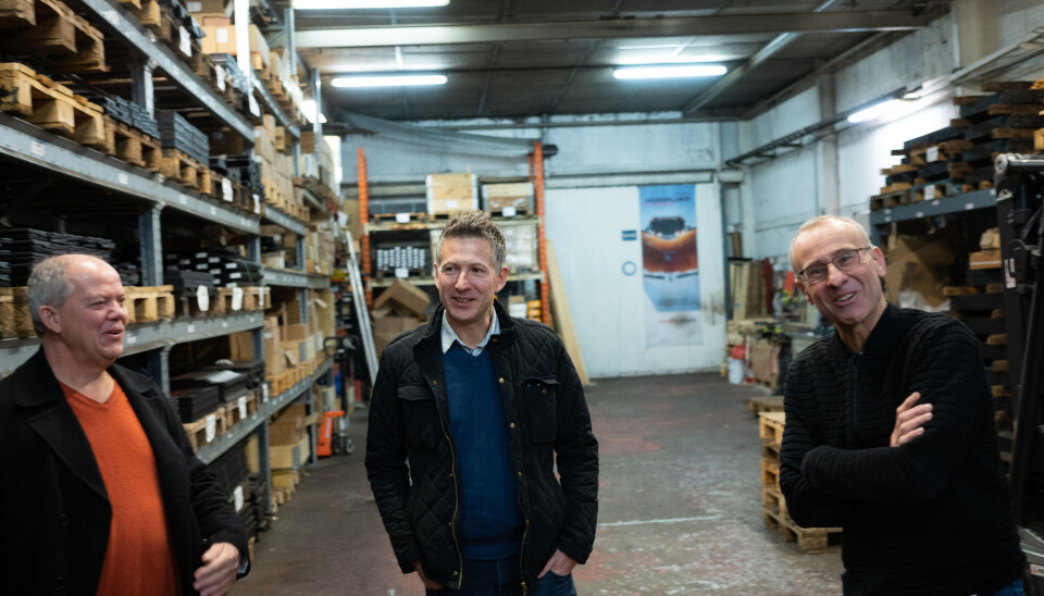 SAMMEN: Fra venstre er Kjell Bernt Fossmark, Helge Alsvik (begge fra QSS) og Erik Ødegård fra Nordic Roads. Snart er de alle samlet under én paraply. Foto: Nordic Roads