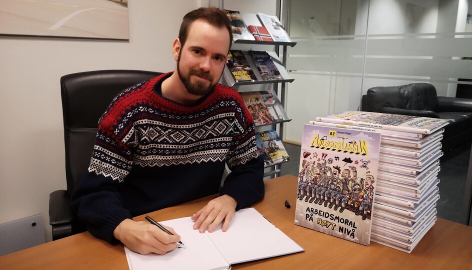 Trond Johan Stavås tegner Anleggsplassen på oppdrag fra AT.no/Anlegg&Transport. Han avslører at det grønne skiftet kommer til Atle og kompani i 2021. Bildet ble tatt i forbindelse med signering av den nye Anleggplassen-boka, Arbeidsmoral på høyt nivå.
