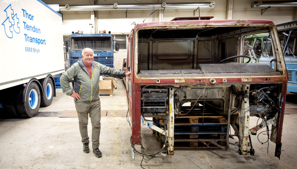 SAMMEN: Hytta som Rolf Olav Tenden lener seg mot, skal plukkes helt ned og brukes sammen med motor og girkasse fra 142H’en som står bak ham. Planen er å ha den «nye» trekkvogna klar til neste års motorfestival i Stryn.
