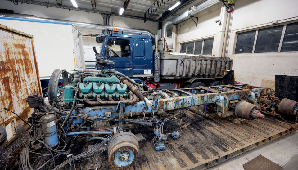 EGNE: Både den bilen som står som ramme og Scania 142’en med dumperkasse har vært Rolf Olav Tendens. Nå skal de med hjelp av Stryn Motorhistoriske bygges sammen til ei trekkvogn.