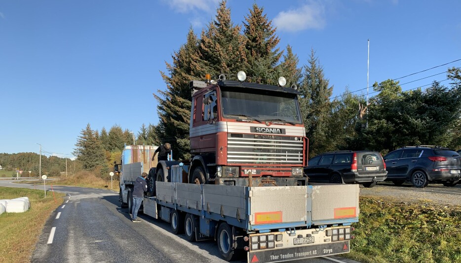 HJEMTUREN: Denne Scania 142H’en ble funnet igjen i Nord-Norge, og måtte kjøres på ei tralle tilbake til Stryn.