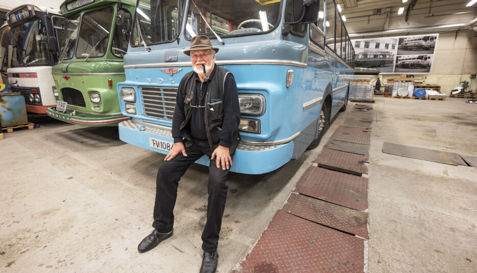 BYGD: Niels Frausing har vært med å bygge to av de tre bussene bak ham.