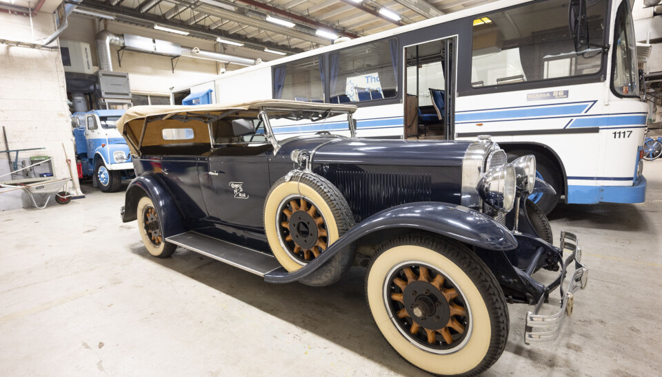 LUKSUS: Nordfjord og Sunnmøre Billag hadde mange luksusbiler som kjørte velstående turister til fjells. Denne 1931-modellen kom til Stryn i 1937, og under krigen ble den lagret under høyet i en låve for ikke å havne hos tyskerne.