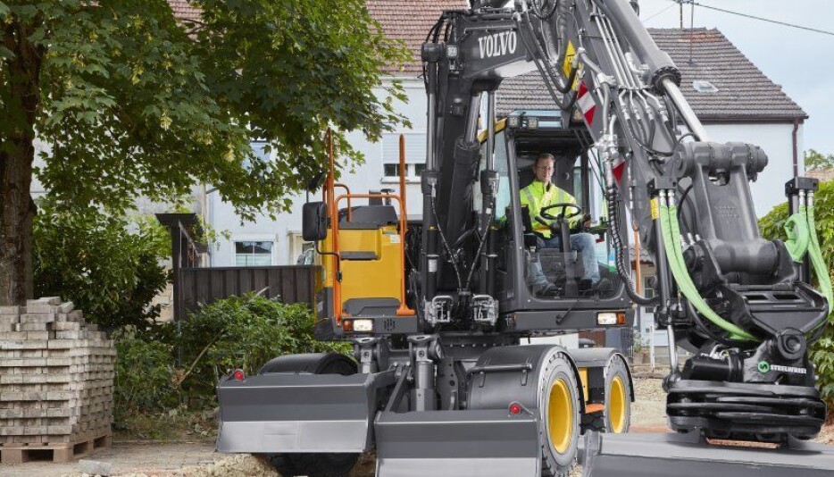 Nykommeren Volvo EWR130E kommer med delt frontskjær, det første som er presentert av Volvo. Foto: Volvo CE